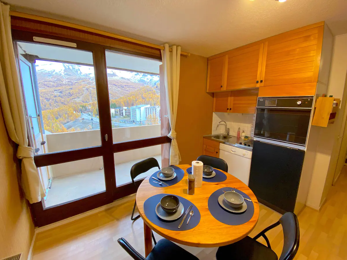 Coin repas avec cuisine équipée