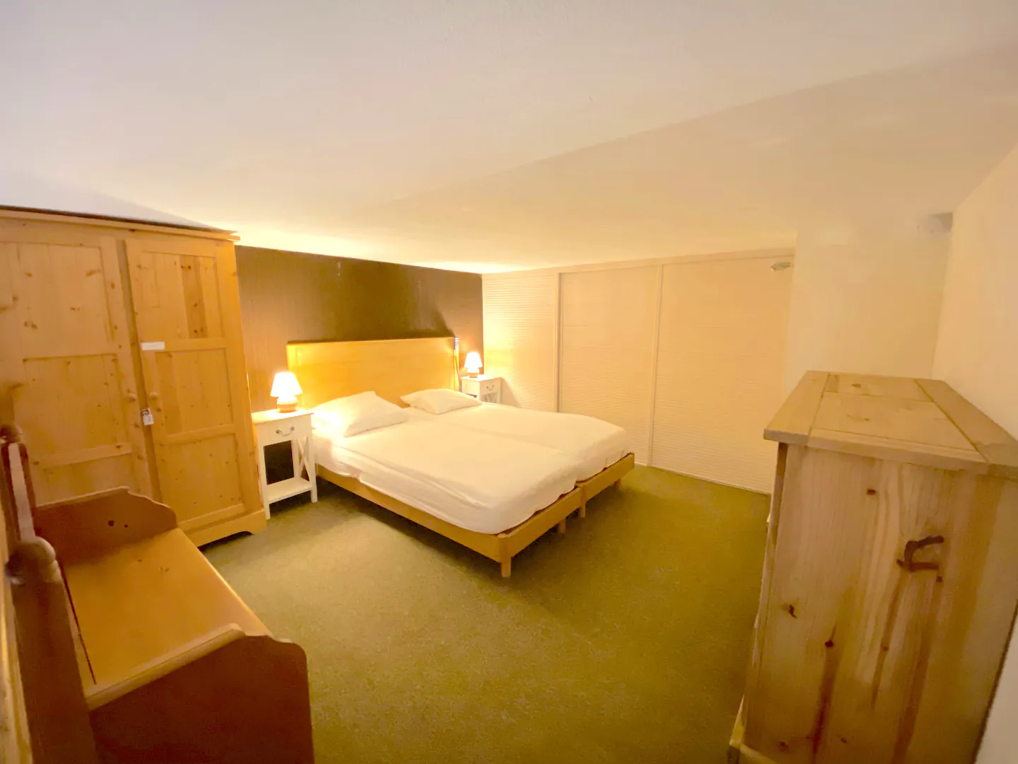 Chambre avec lit double et nombreux rangements