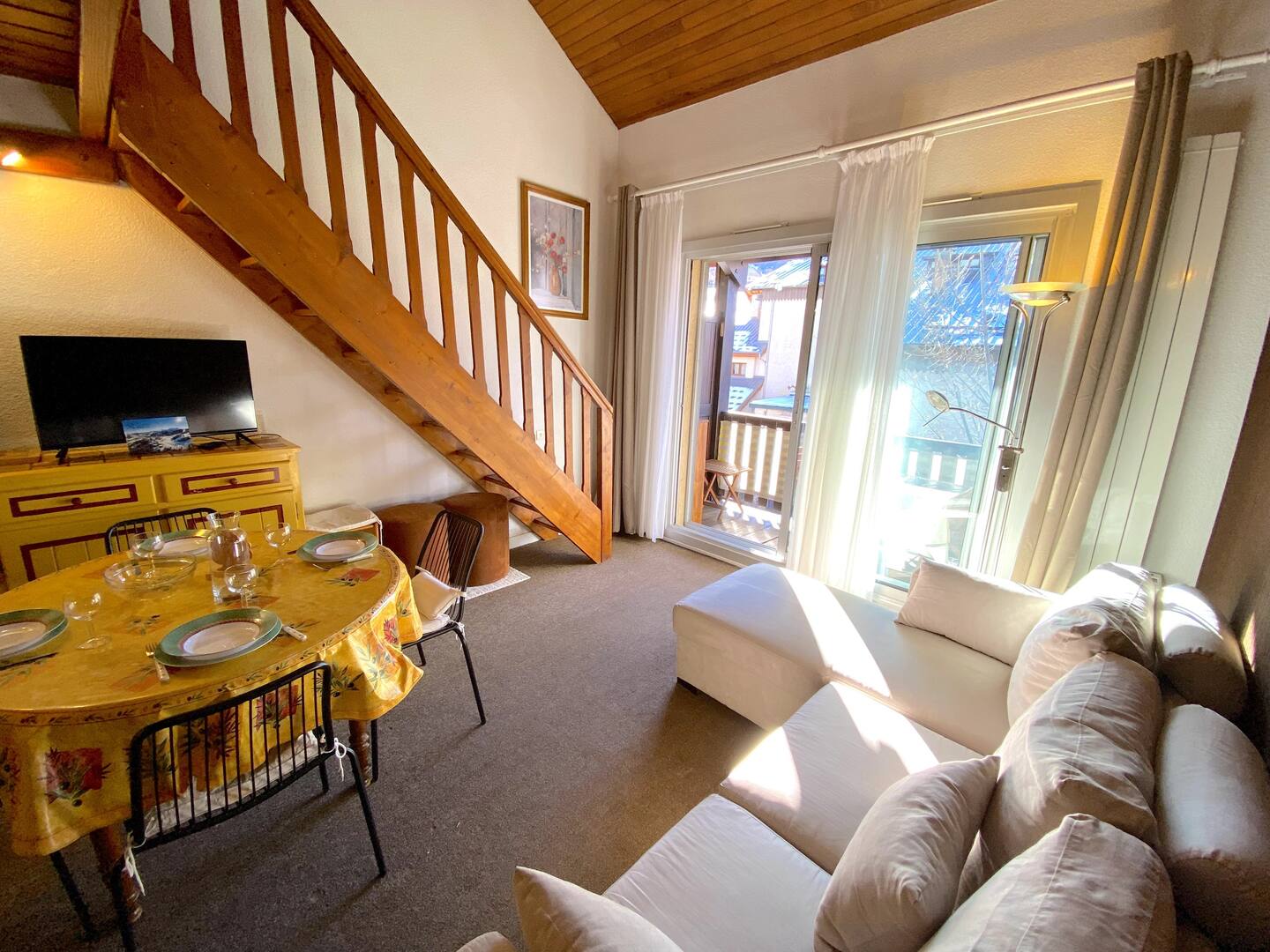 Séjour avec accès à la mezzanine et au balcon