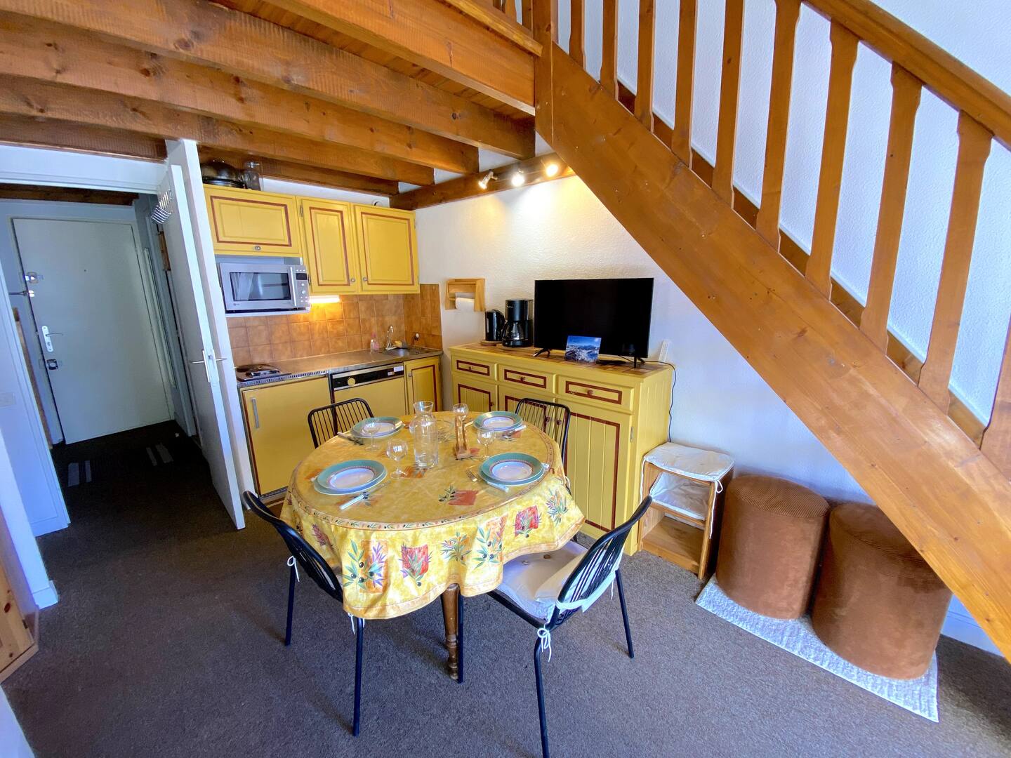 6 places pour manger et cuisine équipée