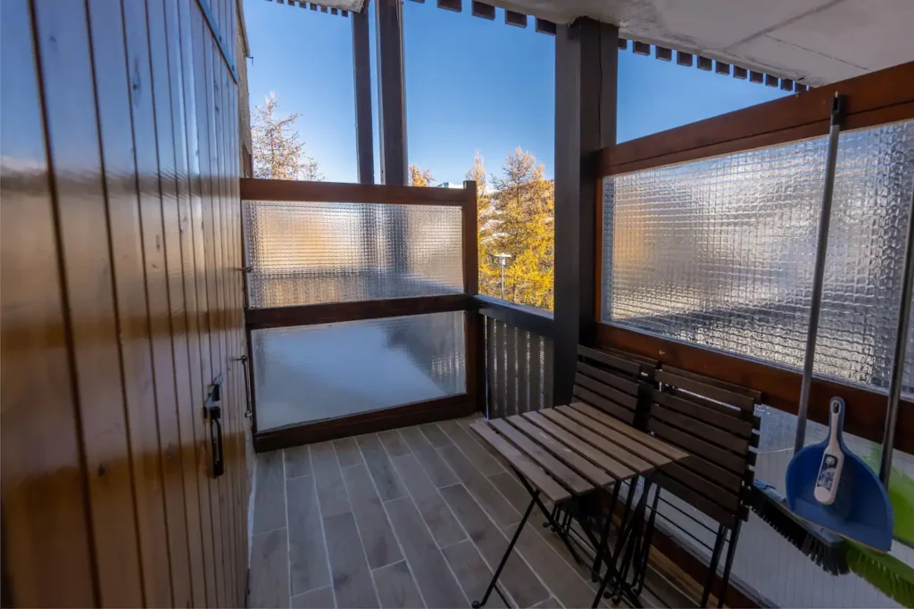 Spacieux balcon avec table et chaises